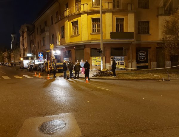 Csőtörés történt csütörtökön este az Egyház utca sarkán                      