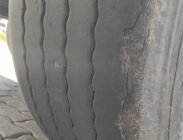 Balesetveszélyes gumiabronccsal közlekedett az M3-as autópályán