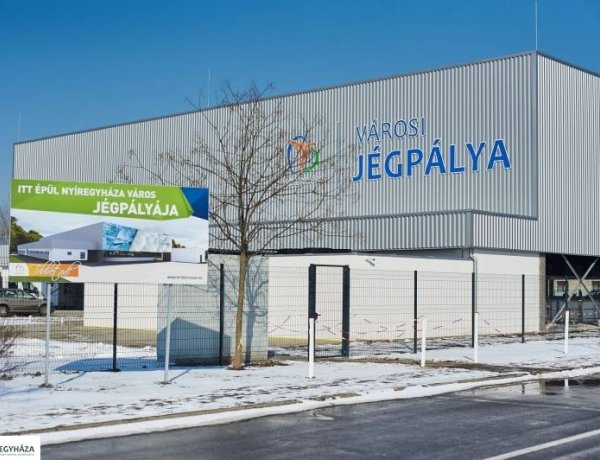 Készül a jég a Városi Jégpályán                                          