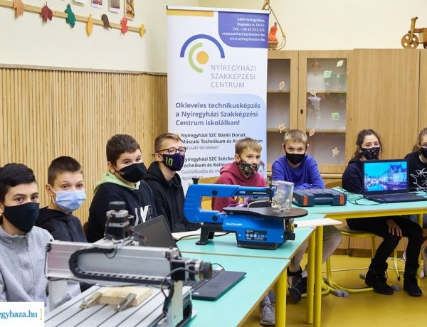 Robottechnológia, fém- és famegmunkáló eszközök, 3D nyomtatás a Digitális Közösségi Alkotóműhelyben