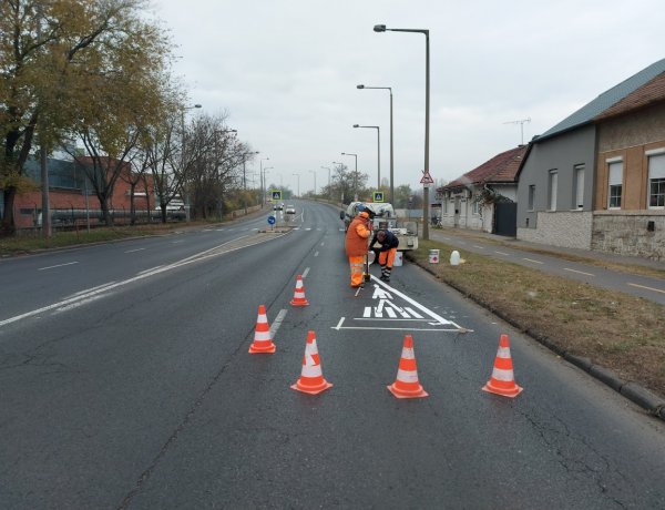 Burkolati jeleket festettek a Bethlen Gábor utcán, a munkákat csütörtökig folytatják a város több pontján