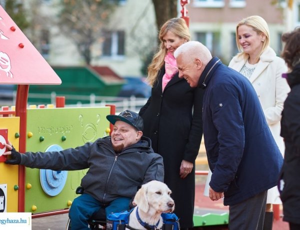 Új játszótér Nyíregyházán – Együtt játszhatnak ép és fogyatékkal élő gyerekek