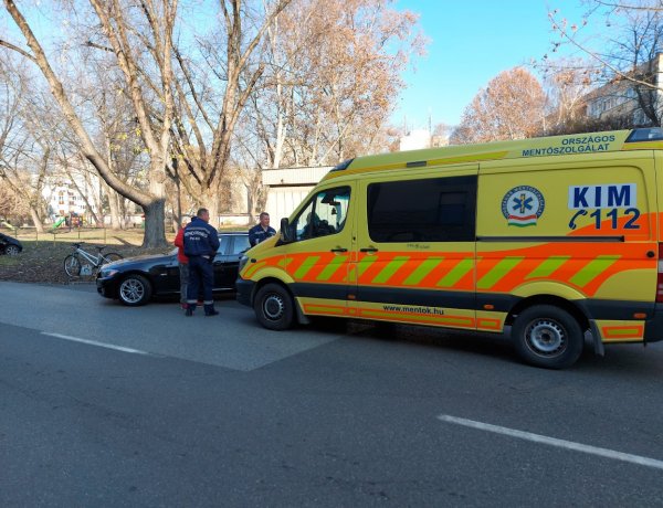 A Sarkantyú utcán szerdán összeütközött egy személyautó és egy kerékpáros