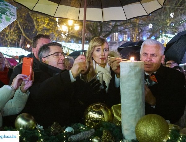 Felkapcsolták az ünnepi díszkivilágítást a Kossuth téren - Meggyújtották az első adventi gyertyát