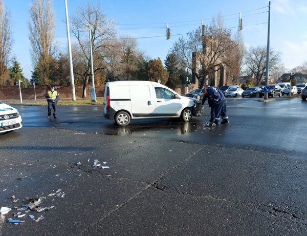Komoly károk keletkeztek a Pazonyi térnél ütköző járművekben