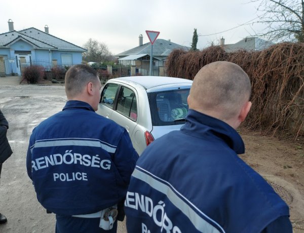 Baleset a Lejtő utcán: egy jármű belehajtott az előtte haladó autóba, majd elhagyta a helyszínt