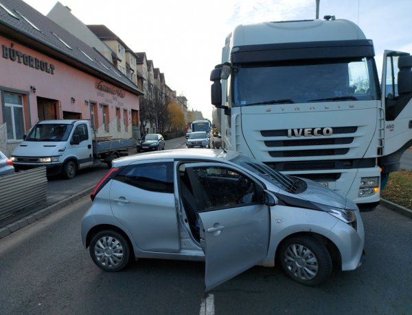 Egy nyerges vontató és egy személyautó ütközött szerdán a Vasgyár utcán
