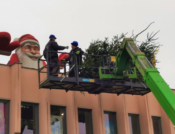 Idén is integet a Mikulás a Búza téri Piaccsarnok tetején