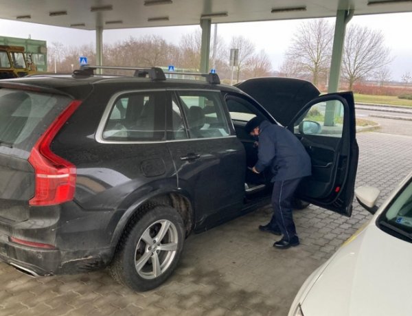 Körözött személygépkocsi a csengersimai közúti határátkelőhelyen