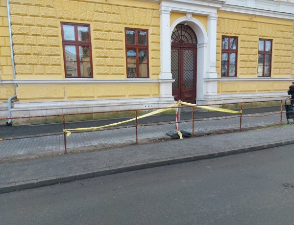 Hétfő reggel 7 órától megállási tilalom lesz érvényben a Kossuth gimnázium felújítása miatt az András és a Béla utca közötti szakaszon