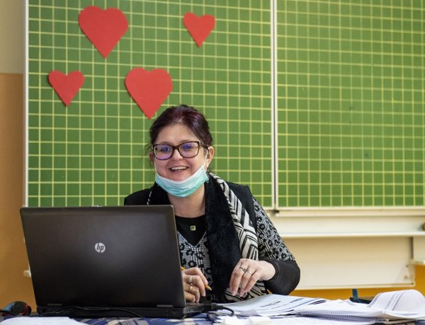 Tíz százalékkal emelkedik a pedagógusok fizetése januártól