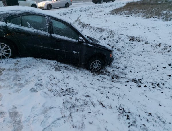 Szombaton egy személygépjármű az árokba csúszott - Egy személyt kórházba szállítottak