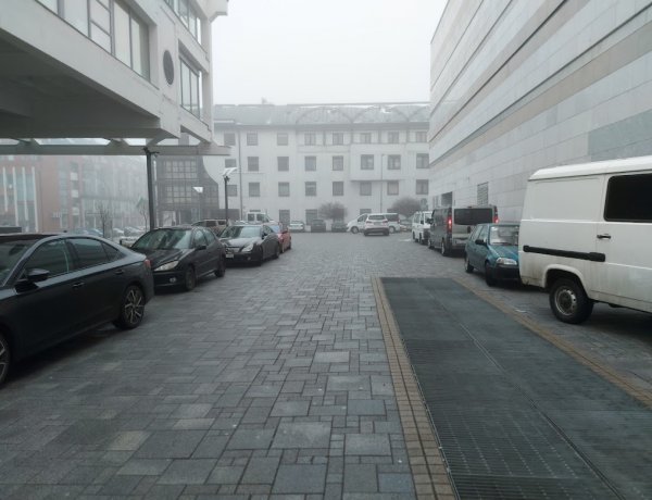 Naponta több tucat autó áll a tilosban az ingyenes parkolás idején, a járművek tulajdonosait ebben az időszakban is büntetik