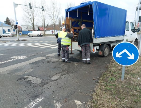 Kátyúzási munkálatokat végeztek a NYÍRVV munkatársai a Móricz Zsigmond és a Debreceni úton