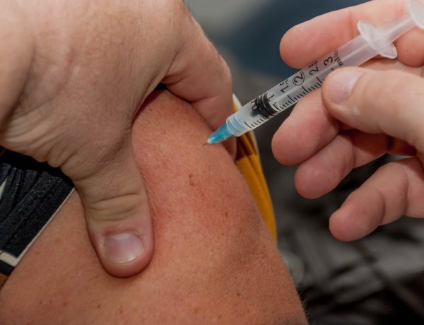 Virológus: ha megfertőződünk influenza- vagy a koronavírussal, az oltások nagyban csökkentik a súlyosabb tüneteket