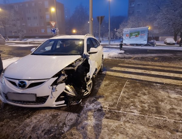 Kisodródott majd tábláknak és villanyoszlopnak ütközött egy jármű a Korányi Frigyes utcai körforgalomban