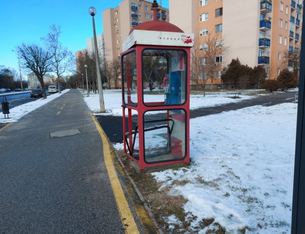 Megrongáltak egy telefonfülkét a Ferenc körúton, eddig ismeretlenek kiszedték az üvegeket