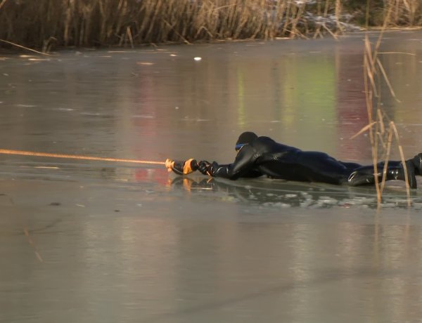 Tervezett mentőakció: a vékony jégen ketten is beszakadtak