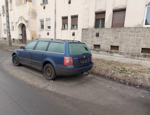 A közterület-felügyelet és a rendőrség is arra kéri a tulajdonosokat, hogy szállítsák el a roncsautókat a városból