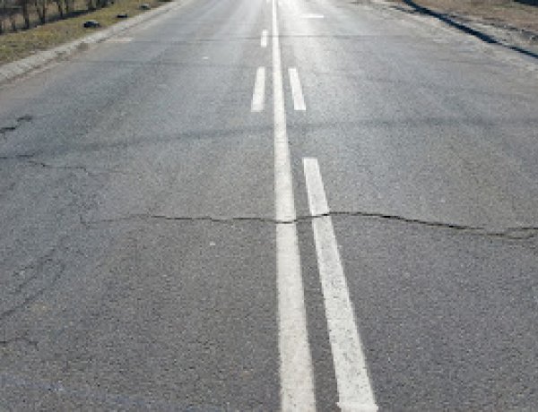 Záróvonal és előzési tilalom van érvényben Sóstóhegyen, a Fácán utcán 