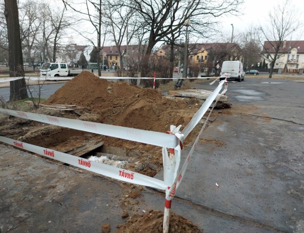 A Nyírtávhő egy távhővezeték feltárását végzi a Korányi Frigyes utcán