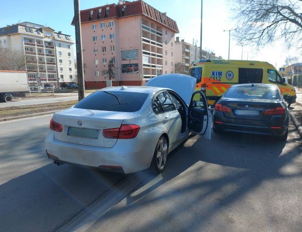 Elvesztette uralmát a jármű felett egy autós a Kert utcán és egy leállósávban parkoló autónak ütközött