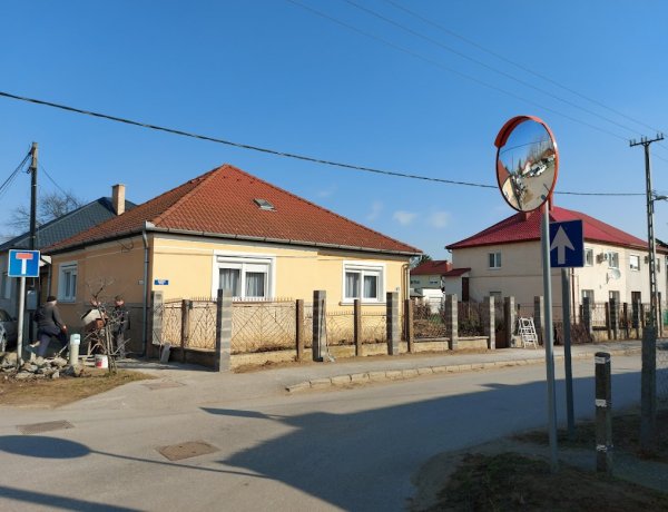 Parabolatükröt helyeztek el a Fürj és a Gém utca kereszteződésében