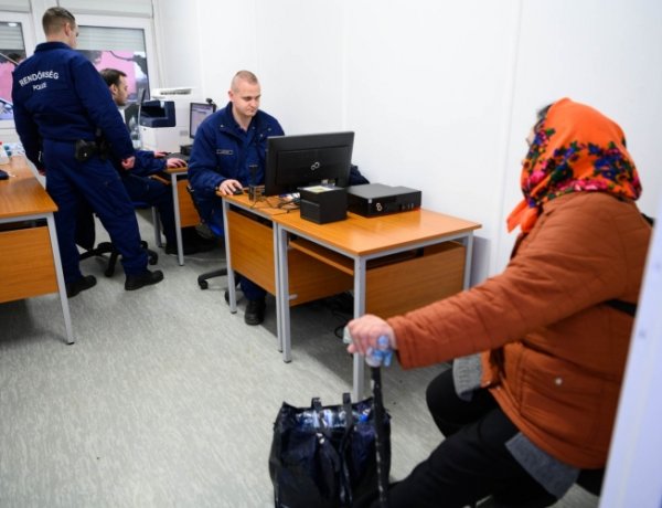Gördülékeny beléptetés és ügyintézés a határon