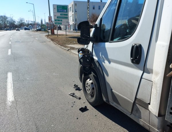 Parkoló kisteherautónak ütközött egy jármű, jelentős az anyagi kár