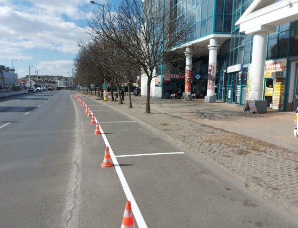 Csütörtökön megváltozott a parkolási rend a Vay Ádám körúton, az Univerzum előtt