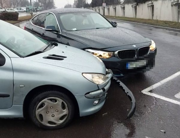 A Korányi Frigyes utcán elsőbbségadás megsértése miatt ütközött két autó