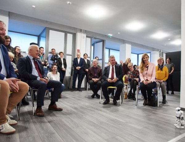 Heti hírösszefoglaló: digitális tudásközpont, új buszok, megemlékezések és koszorúzások városszerte