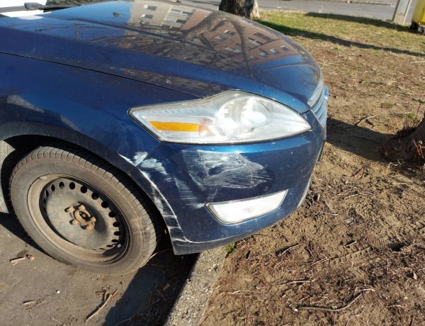 Parkoló autónak ütközött egy jármű a Korányi Frigyes utcán