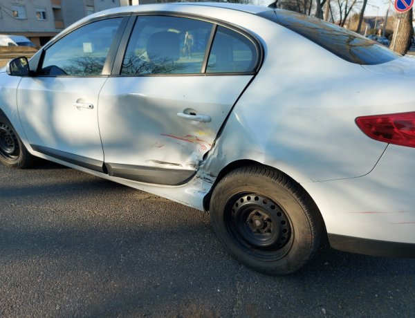 Nagy erővel ütközött össze két autó a Korányi Frigyes szervizúton