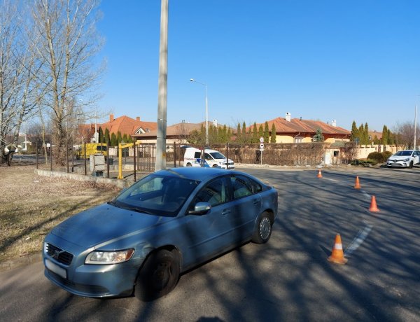 Két személygépkocsi ütközött össze a kanyarban a 4-es Huszárok útján