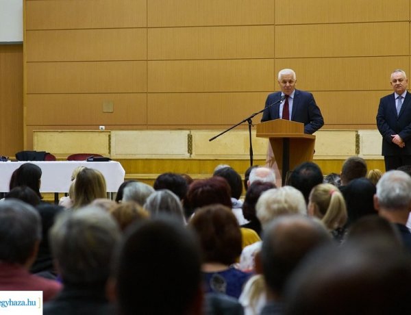 Letették az esküt a szavazatszámláló bizottsági tagok kedd reggel