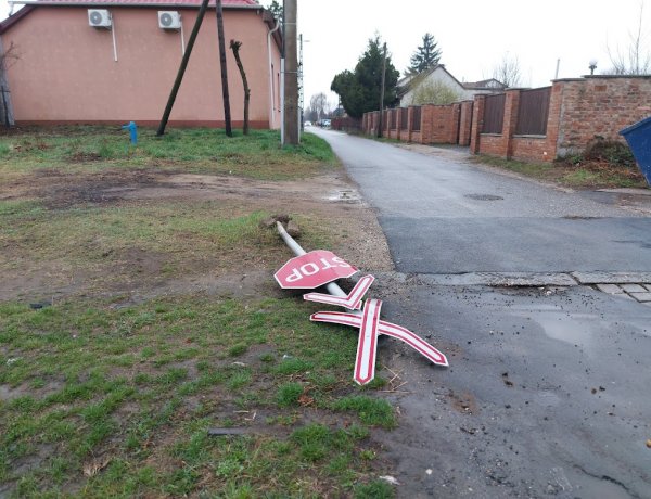 Kiborítottak egy stoptáblát a Kéményseprő utcán