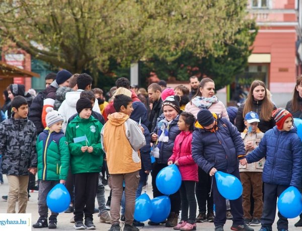 Kék séta Nyíregyházán – Civil kezdeményezés az autizmussal élők és családjaik megjelenésével