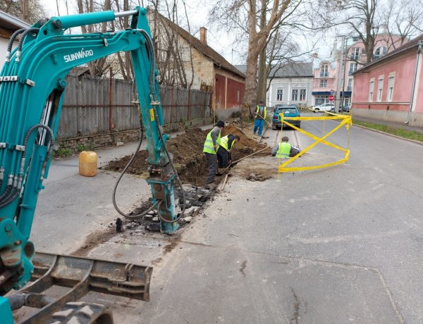 A Kereszt utcán megkezdődött a gázvezeték kiépítése, melyet forgalomkorlátozás mellett végeznek