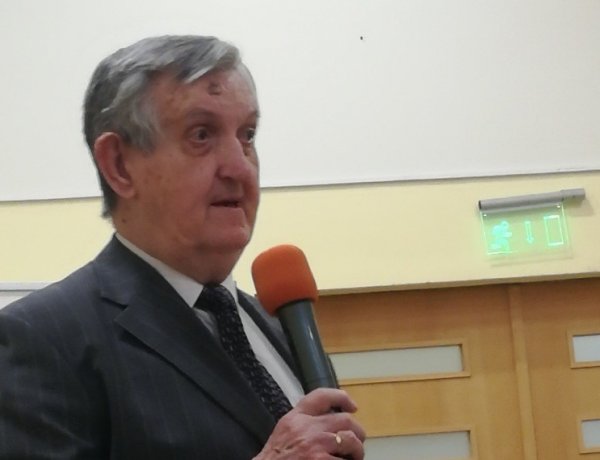 Komoly dolgokról szórakoztatva