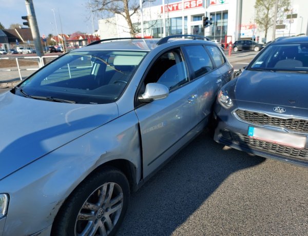 Baleset történt a Szegfű utca, László utca találkozásánál