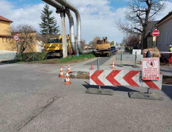 A Színház utcába behajtani tilos jelzést helyeztek ki a Toldi utcától