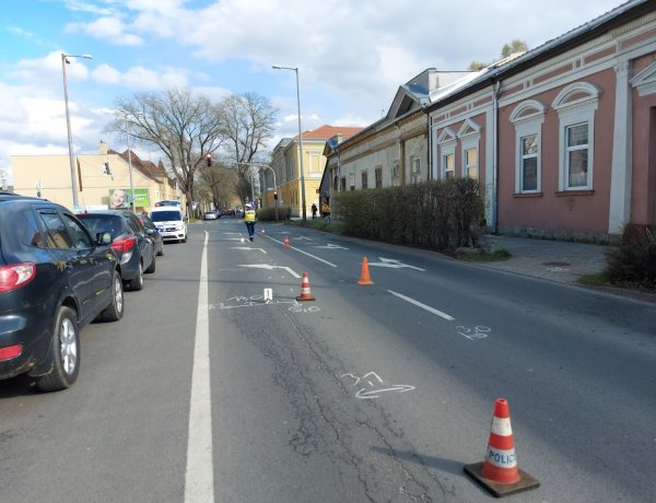 Sávváltás: fékezés közben elesett egy robogós, a mellette haladó jármű elhajtott a helyszínről