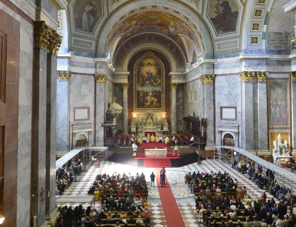 Két év után újra megteltek a templomok országszerte – ünnepi szentmisét, istentiszteletet tartottak az egyházi vezetők