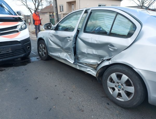 Kedden délelőtt egy betegszállító és egy személyautó ütközött