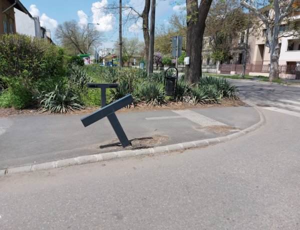 Megrongáltak egy okoszebra-érzékelőt a Bethlen Gábor utcán