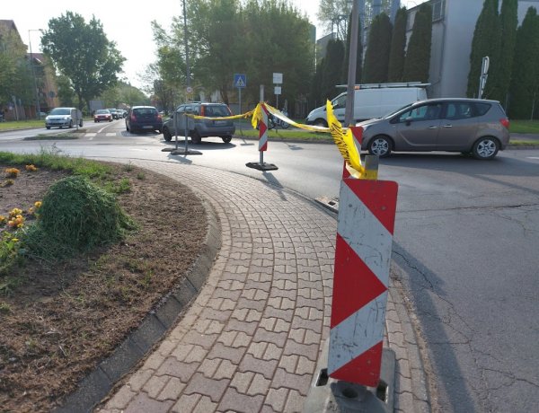 A Család utcai körforgalomban egy megsüllyedt közműfedlapot cserélnek ki a NYÍRVV szakemberei, forgalomkorlátozás mellett