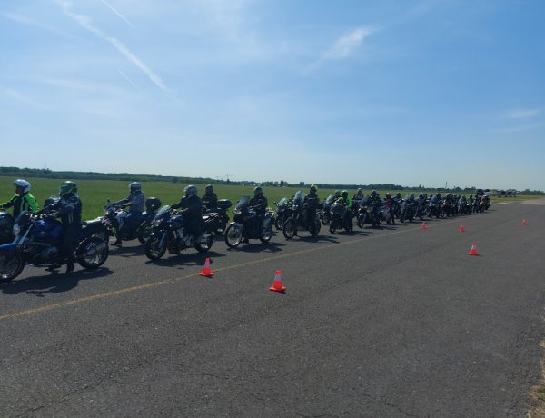 Másodszor tartottak motorosok számára vezetéstechnikai tréninget a nyíregyházi repülőtéren