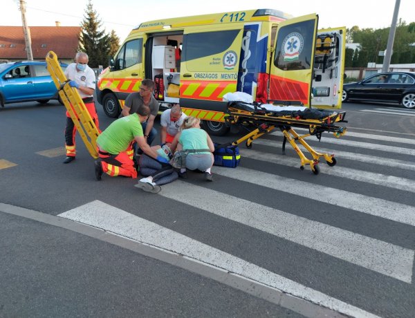 Hétfőn este a Korányi Frigyes utca végén egy kerékpáros rosszul lett, leszállt a biciklijéről és az úttestre esett