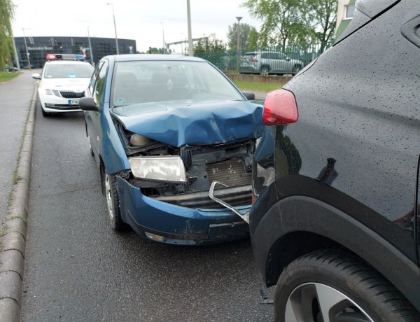 Ráfutásos baleset történt a Tüzér utcán